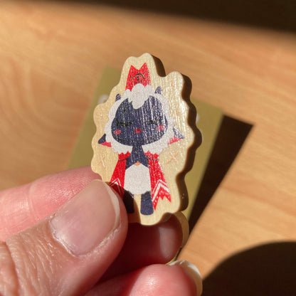 Pin de Madera Cult of the Lamb Ojos cerrados| Wooden Pin Inspired | Pin Original Regalo Eco Friendly Madera Natural