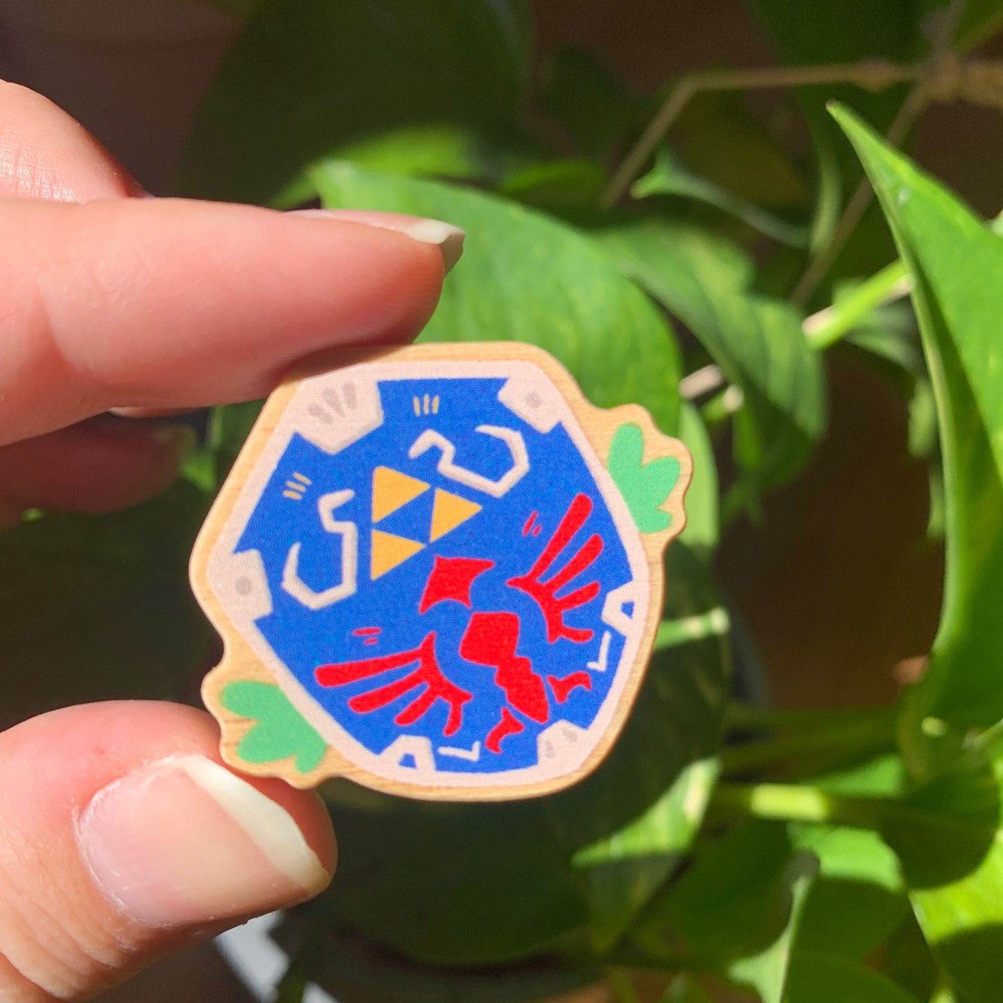 Pin de Madera Zelda Escudo | Zelda Shield Natural Wooden Pin Badge | ECO Friendly Pine Wood