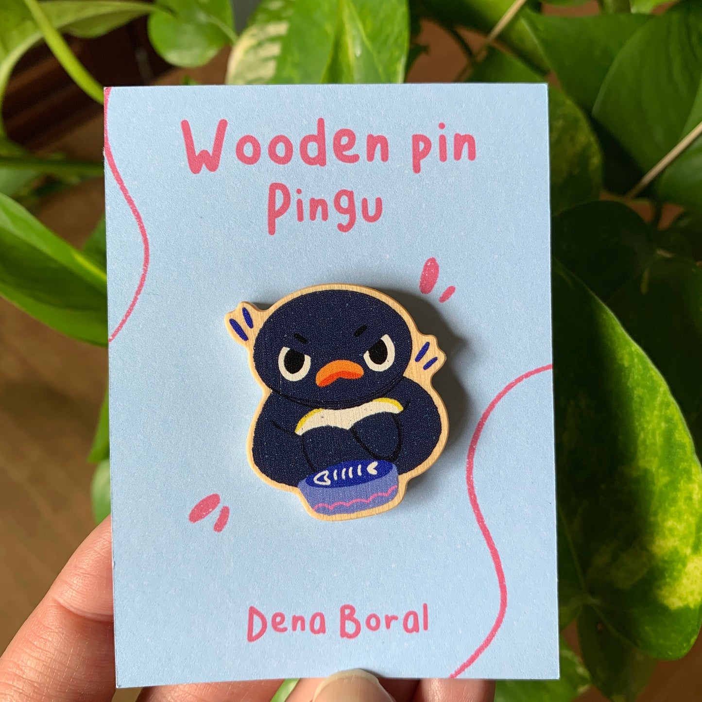 Pin de Madera Pingu Hambriento | Hungry Pingu Wooden Pin Badge | Meme Pingu