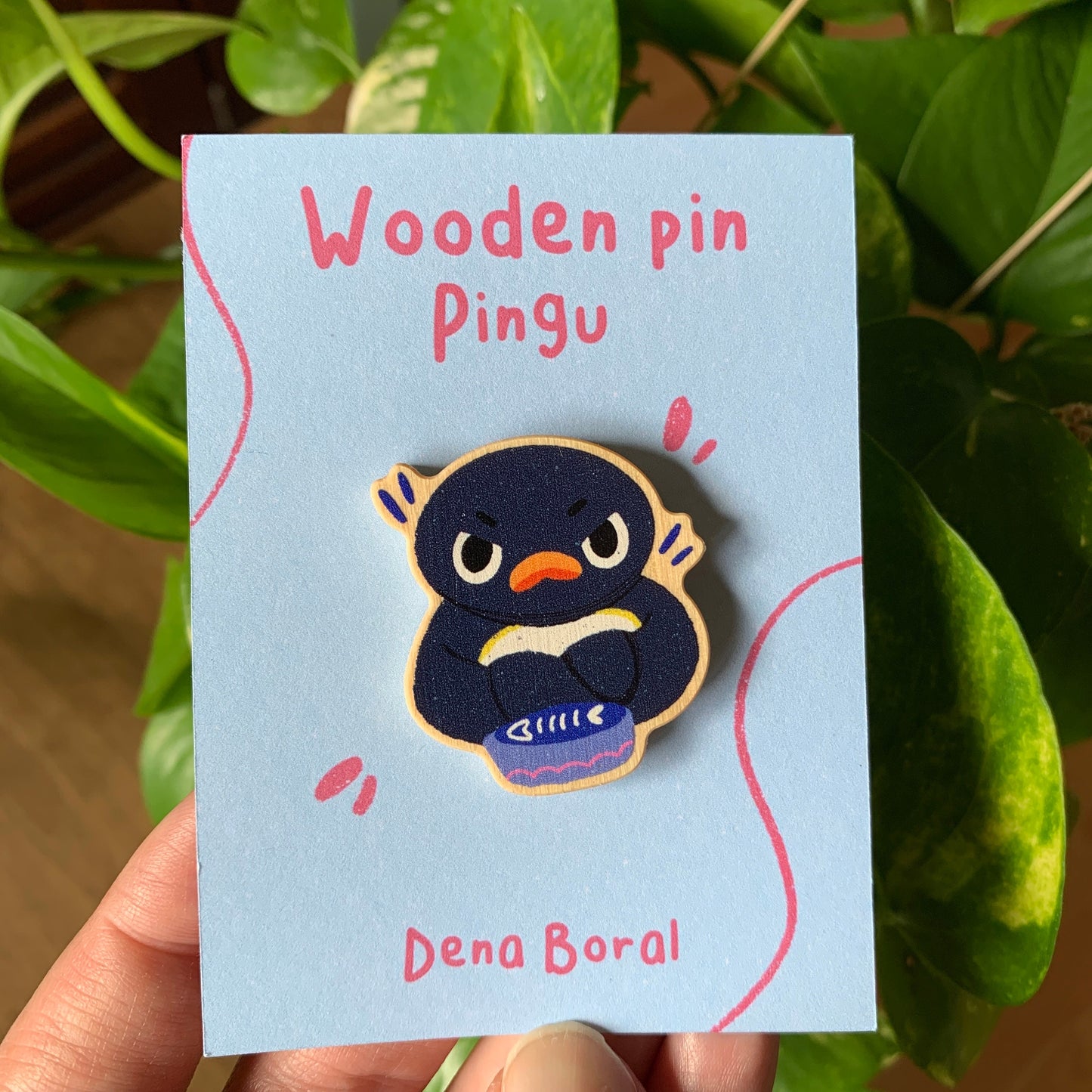 Pin de Madera Pingu Hambriento | Hungry Pingu Wooden Pin Badge | Meme Pingu