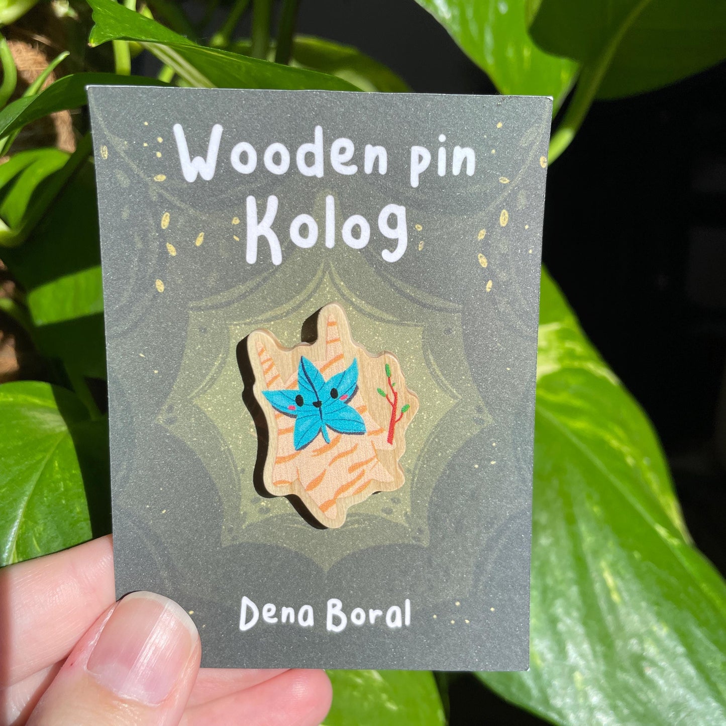 Pin de Madera Kolog azul Zelda | Zelda Blue Kolog Natural Wooden Pin Badge | ECO Friendly Pine Wood