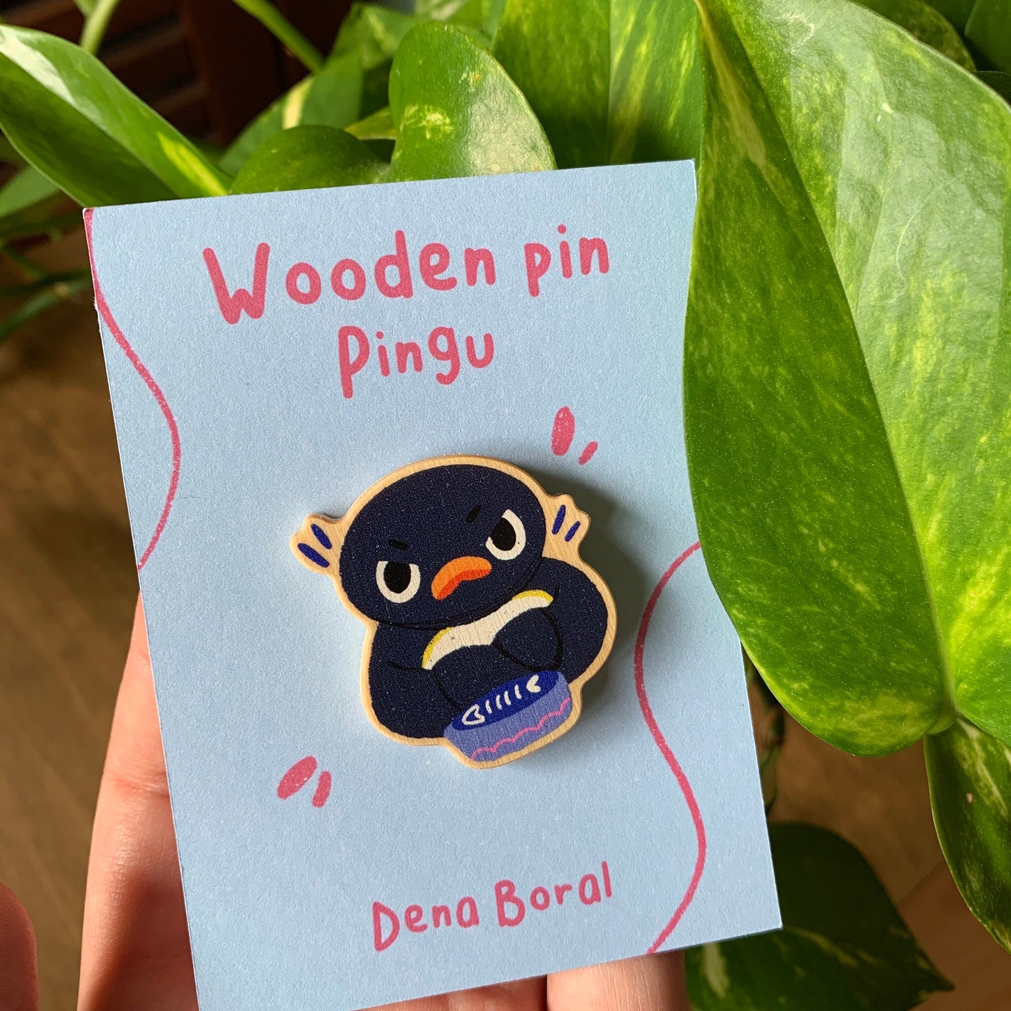 Pin de Madera Pingu Hambriento | Hungry Pingu Wooden Pin Badge | Meme Pingu