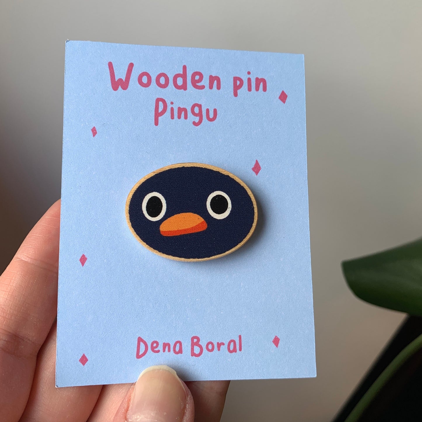 Pin de Madera Pingu Cara | Pingu Face Wooden Pin Badge | Meme Pingu