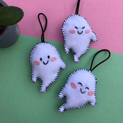 Fantasma: Adorno de fieltro hecho a mano, diseño original. Decoración Arbol de Navidad y Halloween