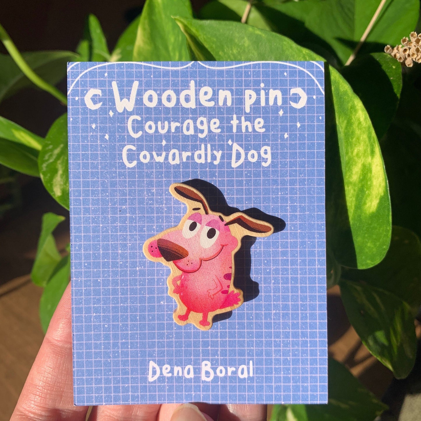 Pin de Madera Agallas el perro cobarde | Courage The Cowardly Dog Natural Wooden Pin Badge | ECO Friendly Pine Wood