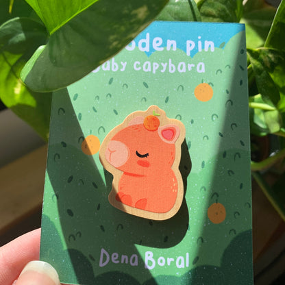 Pin de madera natural Baby Capybara diseño original