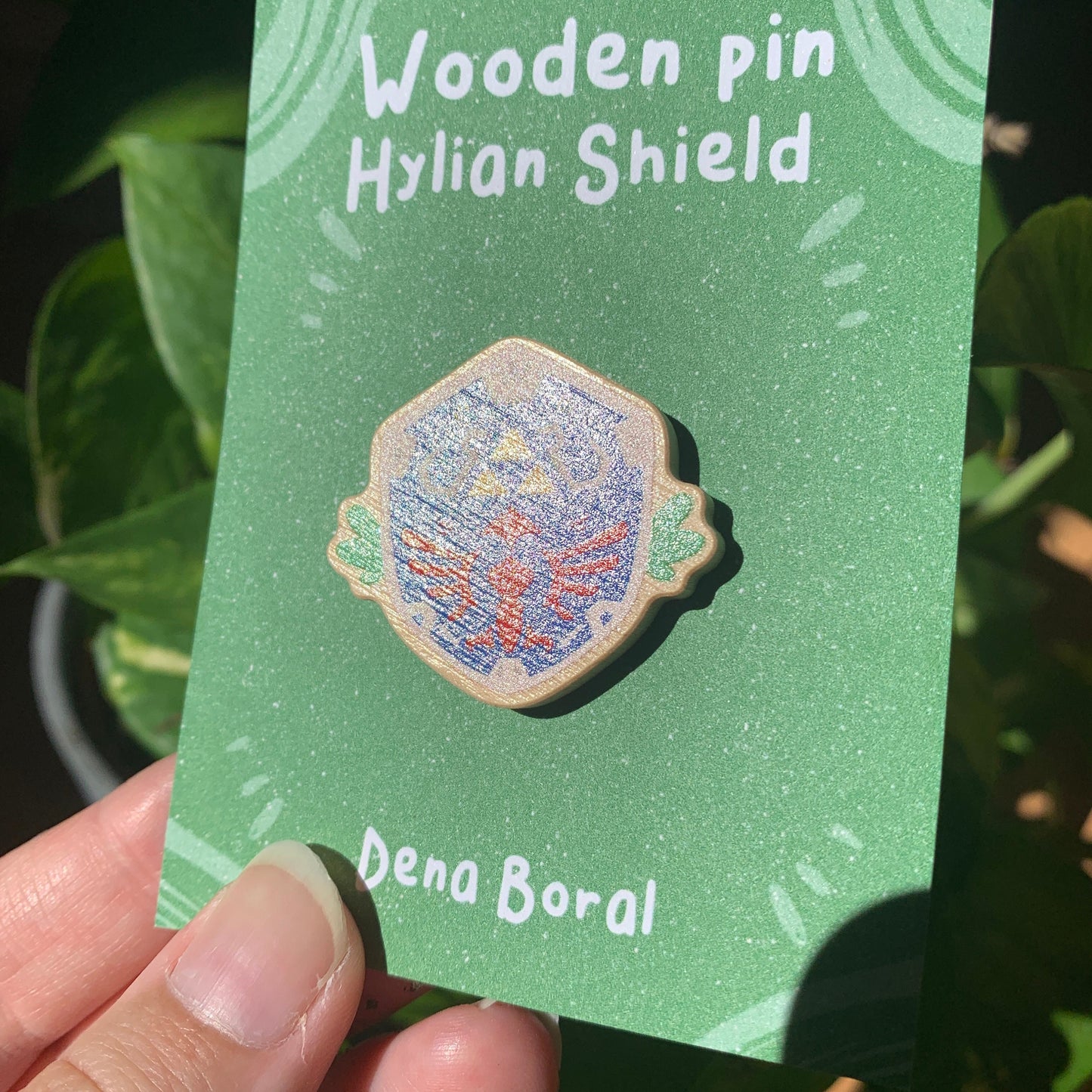 Pin de Madera Zelda Escudo | Zelda Shield Natural Wooden Pin Badge | ECO Friendly Pine Wood