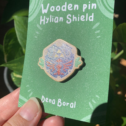Pin de Madera Zelda Escudo | Zelda Shield Natural Wooden Pin Badge | ECO Friendly Pine Wood