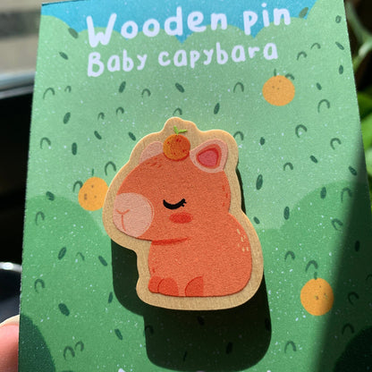 Pin de madera natural Baby Capybara diseño original