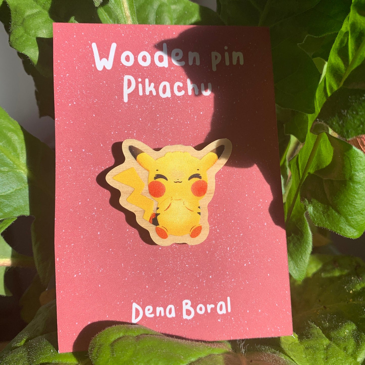Pin de Madera Pikachu-poke|Pikachu-poke Wooden Pin Badge |