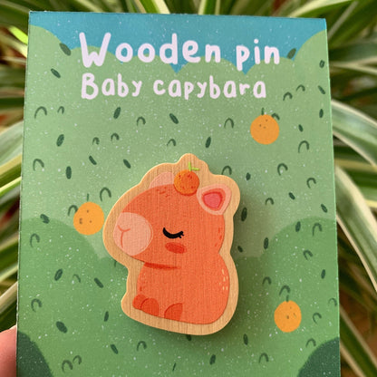 Pin de madera natural Baby Capybara diseño original