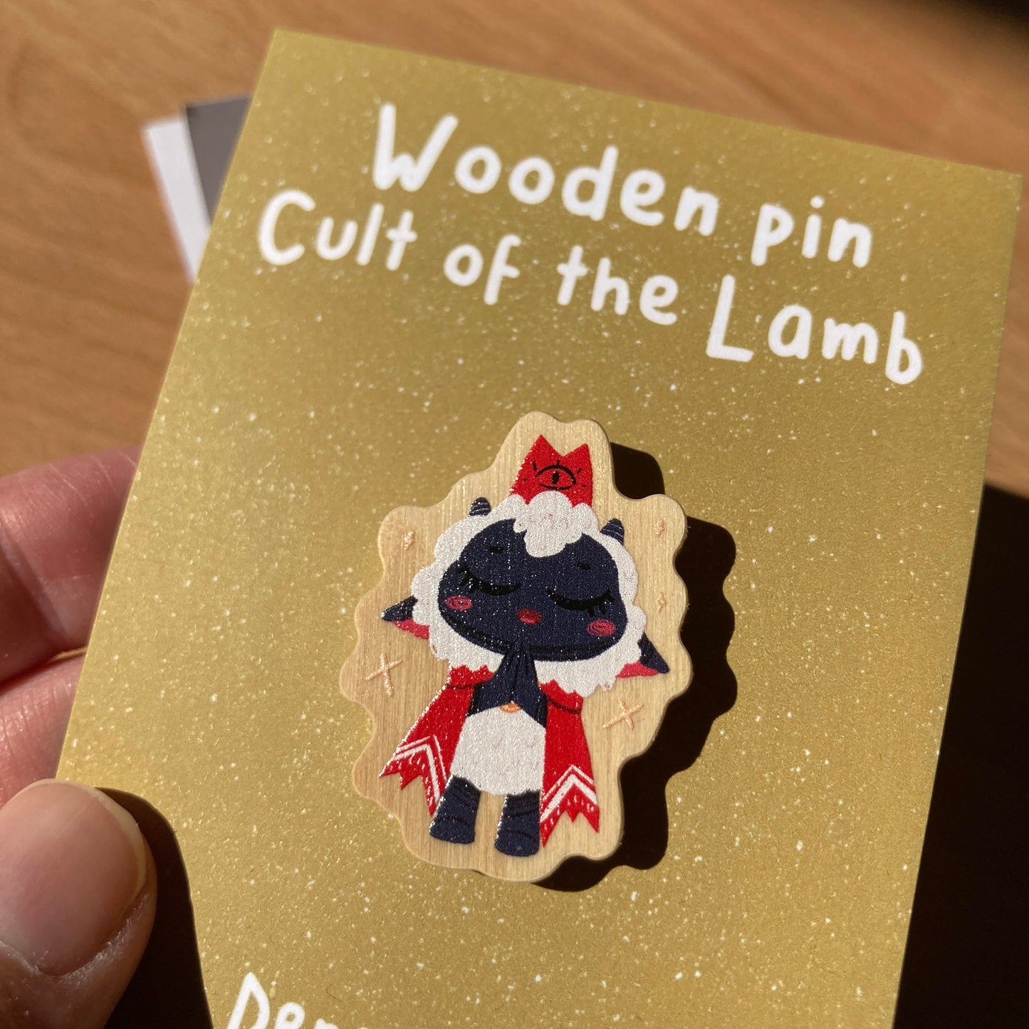 Pin de Madera Cult of the Lamb Ojos cerrados| Wooden Pin Inspired | Pin Original Regalo Eco Friendly Madera Natural